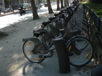 Si o poza din Paris: unul din multele puncte Vélib' (vélo libre)