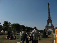Tour Eiffel vazut de pe Champ de Mars