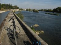 Pe aici nu era pista de biciclete, e posibil chiar sa fie interzis :) dar a fost fain... am mers 4 km pe zidul care separa canalul navigabil de Loire