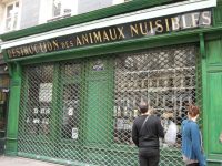 Faimoasa vitrina a magazinului "Destruction des Animaux Nuisibles"