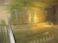 Doua sculpturi, create inainte ca galeriile sa fie transformate in osuar