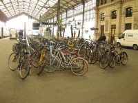 Una din parcarile de biciclete din gara