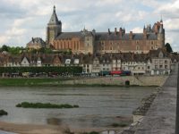 Église Sainte-Jeanne-d'Arc si Château de Gien