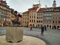 Un alt simbol al oraşului: sirena din piaţa oraşului vechi, clădirile din jur au fost reconstruite după război