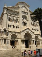 Monte Carlo: Cathedrale de Monaco. locul unde sunt ingropati cei din familia Grimaldi, cei mai recenti chiriasi fiind Grace Kelly si Rainer III