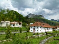 Piatra Dragoslavelor, vazută de jos...