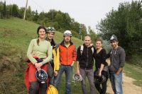 În partea dreaptă, poliția speologică