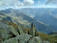 Panorma de pe vârf, cu Viștea-Moldoveanu în ultimul plan